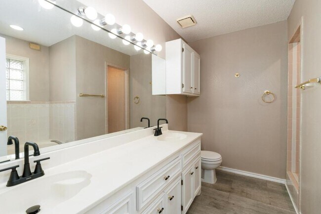 Building Photo - 2807 Montgomery Dr