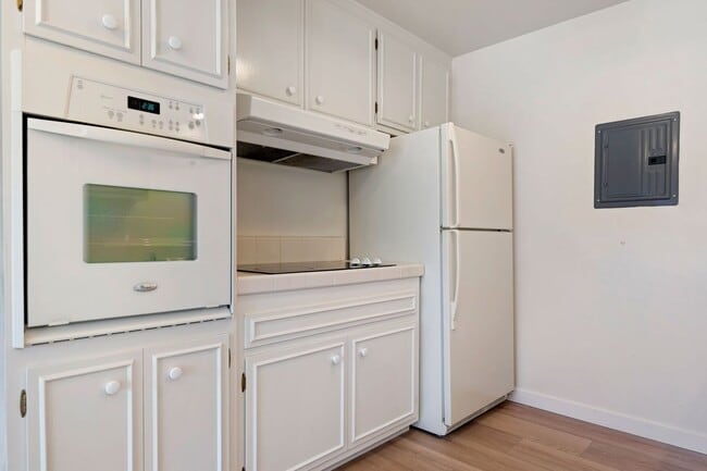 Building Photo - The perfect upstairs location down town Santa Barbara!