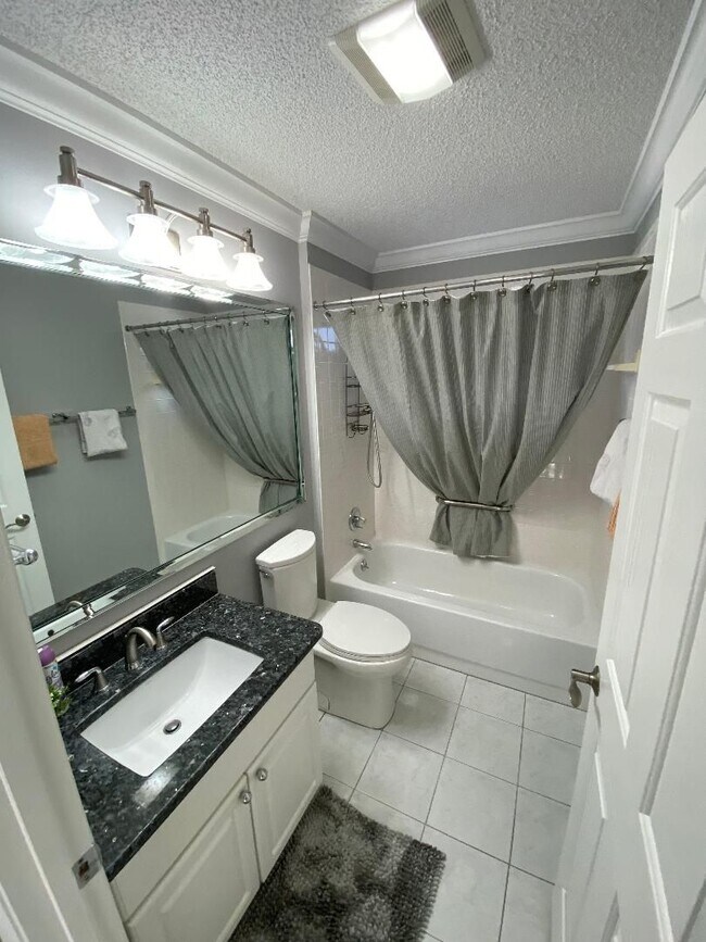Building Photo - Spectacular ANNUAL LEASE, Fully Furnished ...