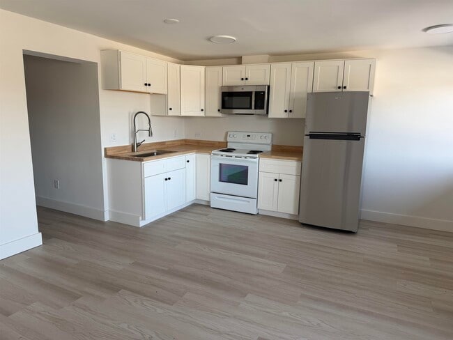 Building Photo - 473 Maple St