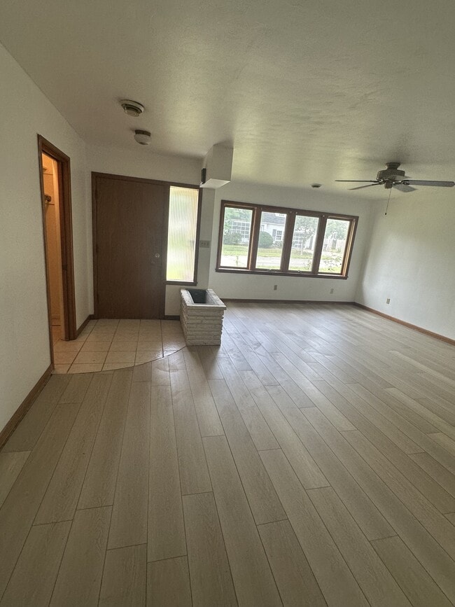 Building Photo - 525 Pettit Ave