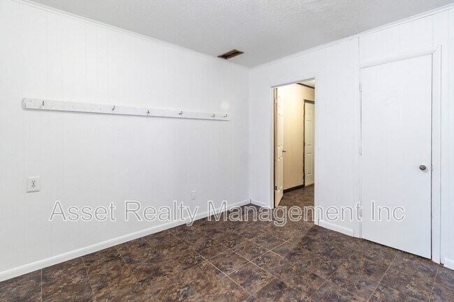 Building Photo - 1817 Sedgewick Dr