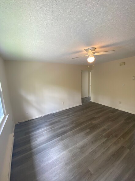 Building Photo - 851 Mammoth Rd