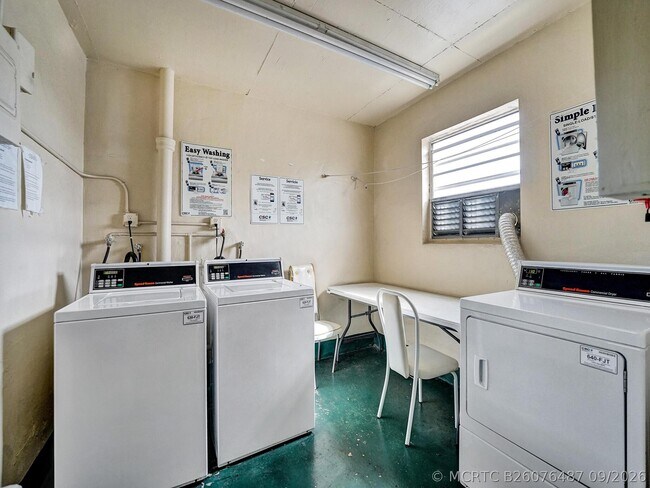 Building Photo - 1333 E Hallandale Beach Blvd
