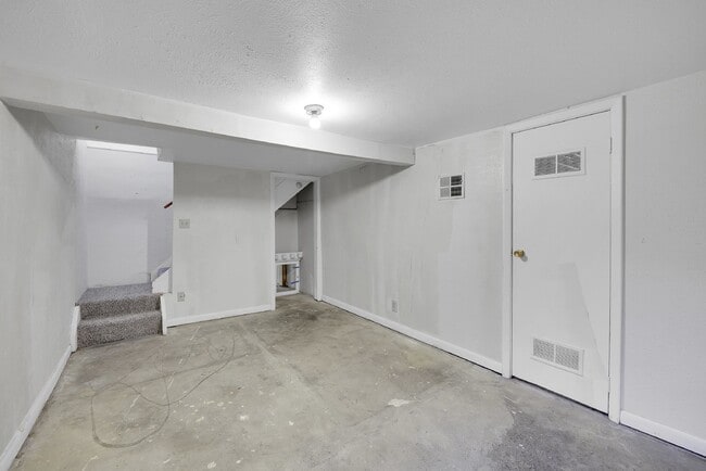 Building Photo - $2,495, 2-bed, 1-bath Victorian in the hea...