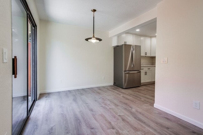 Building Photo - Downtown Vista Townhome, Available Now!