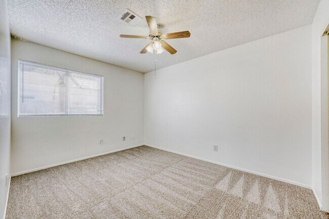 Building Photo - Newly painted and new carpet!