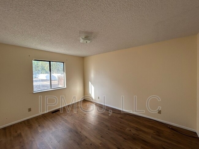 Building Photo - 856 Iowa Ave