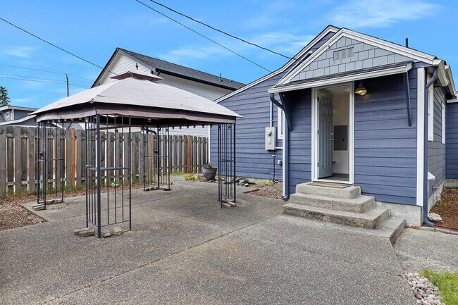 Building Photo - 6629 S Pine St