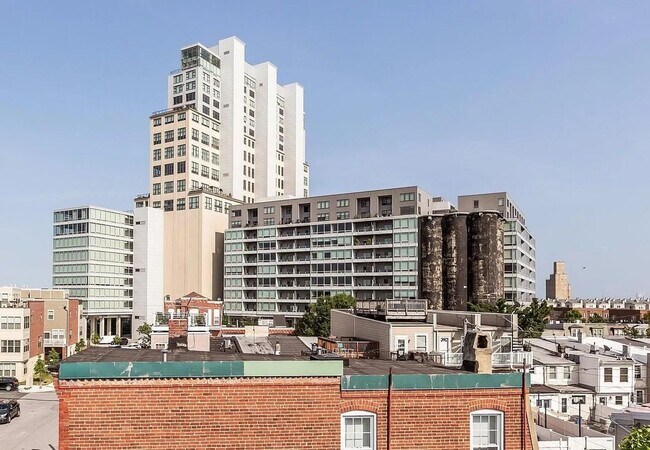 Building Photo - 3BR/4BA End-Unit Townhome with Rooftop Dec...