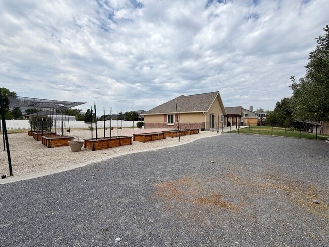Building Photo - 961 Golden Pheasant Dr