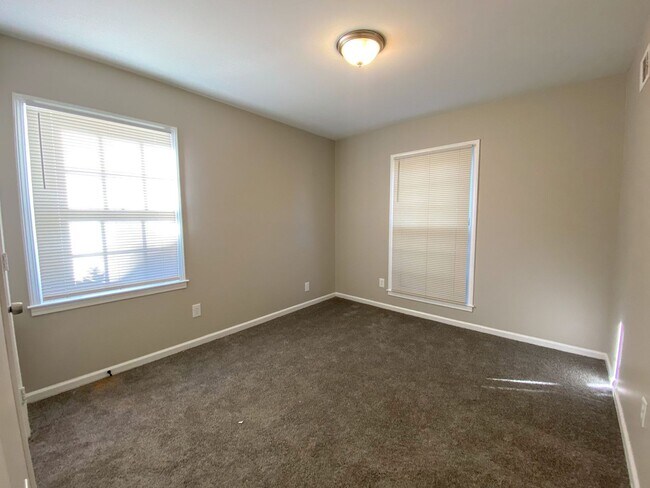 Building Photo - Charming 3 bedroom 2 bath home near Coving...
