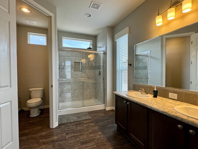 Building Photo - 551 Summit Trl