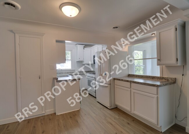 Building Photo - Remodeled Duplex 2 bedroom in Clinton Twp.