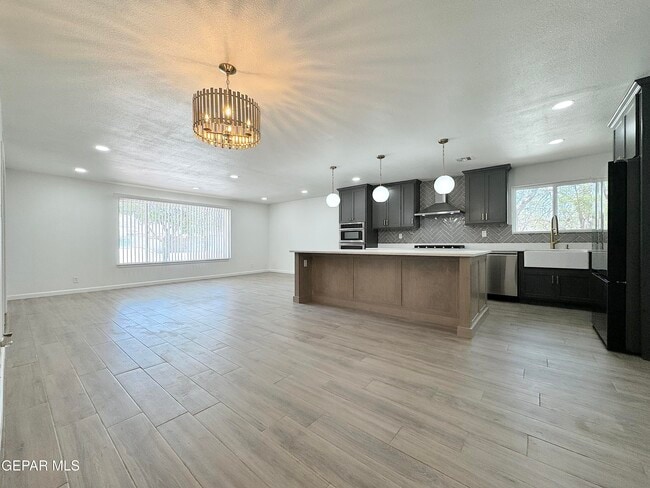 Building Photo - 5801 Beaumont Pl