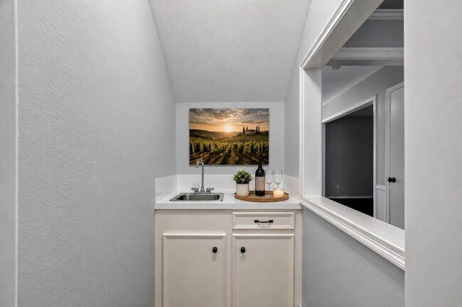 Building Photo - 811 Thicket Ln