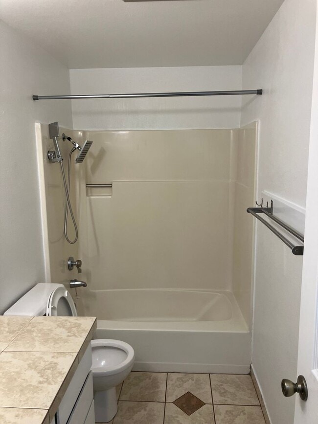 Building Photo - 2429 NE Saratoga St