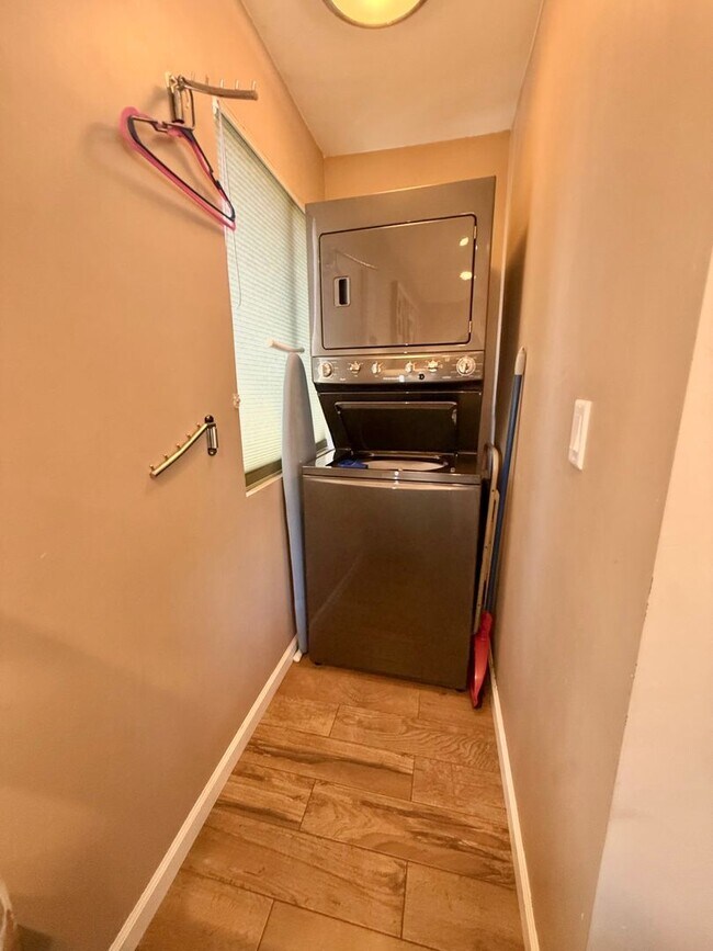 Building Photo - Charming 1 Bed 1 Bath Studio Available 6/1/26!!