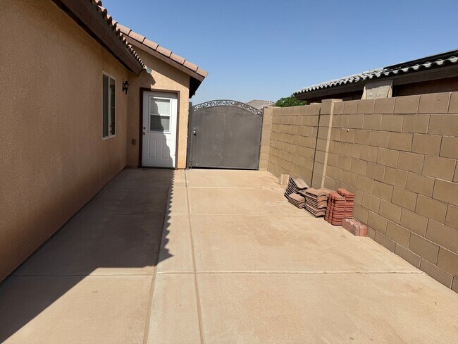 Building Photo - Solar Home for Rent