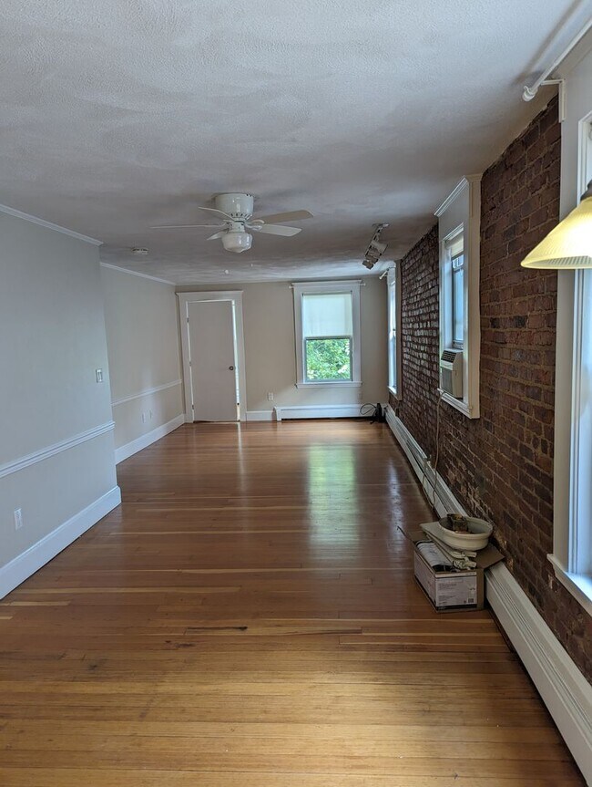 Building Photo - September 1 Brighton Cleveland Circle 2 bedroom for 9/1!