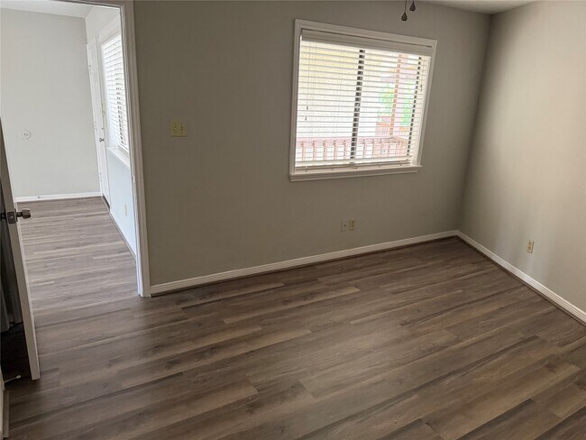 Building Photo - 6107 Snug Harbor Blvd