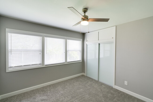Building Photo - 405 S Fernwood Cir