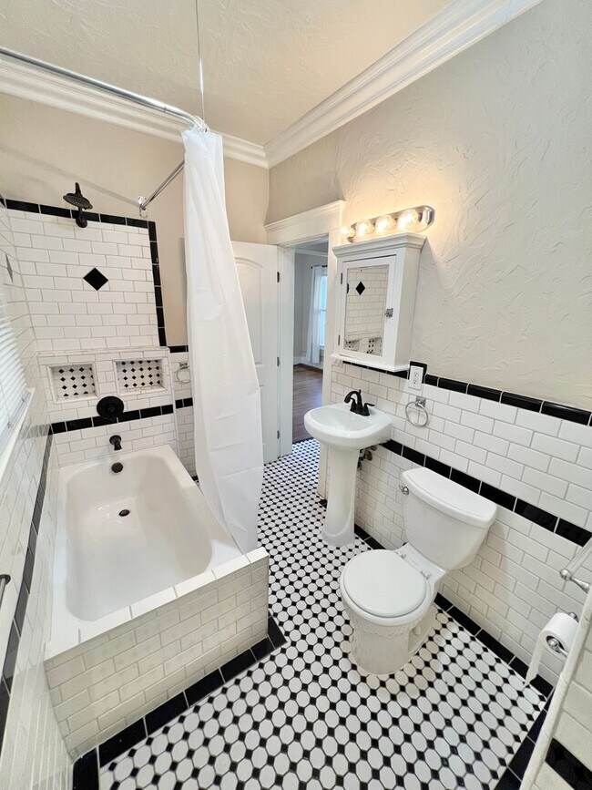 Building Photo - Charming Vintage 1-Bedroom Near Downtown L...