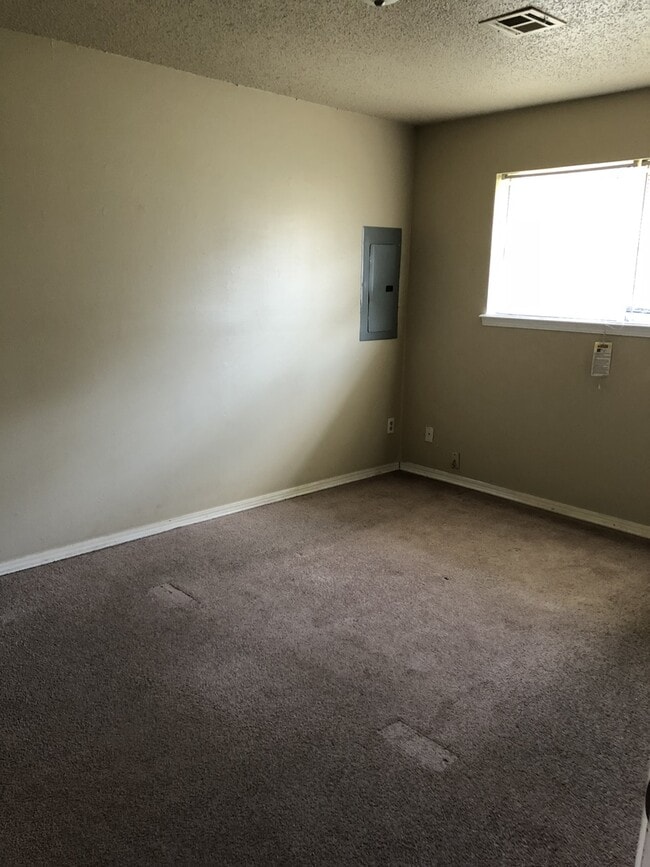 Building Photo - UPDATED DUPLEX NEAR I-240 CORRIDOR!