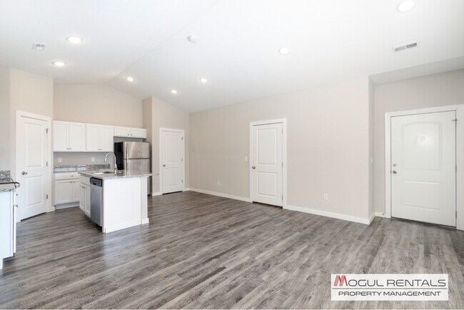 Building Photo - 596 E Martens Ct