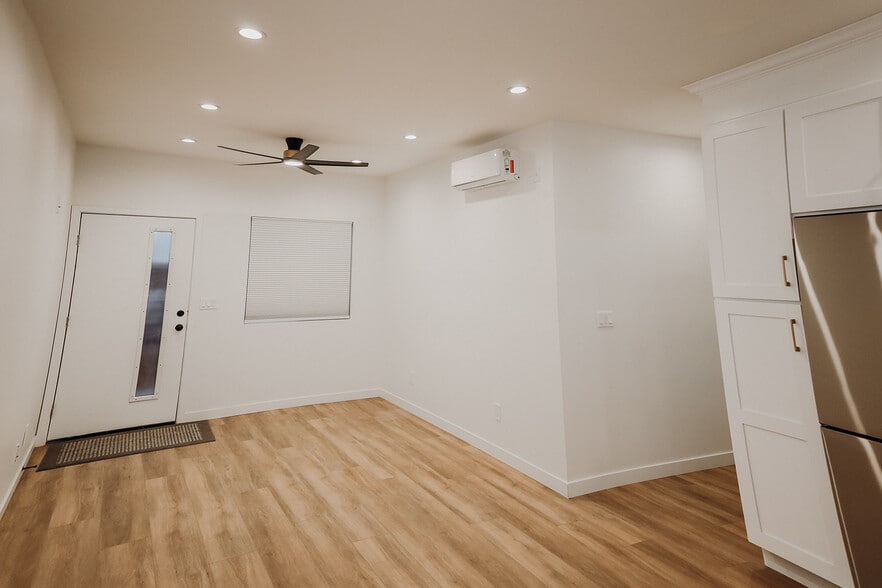 Great room - 233 E 25th St