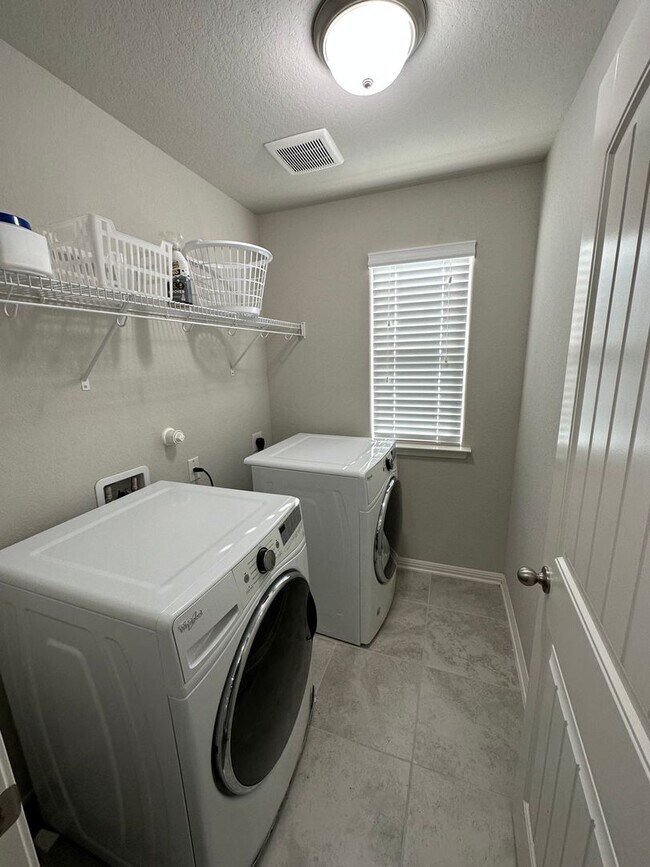 Building Photo - GORGEOUS 4BR 2.5 BATH WITH LOTS OF NEIGHBO...