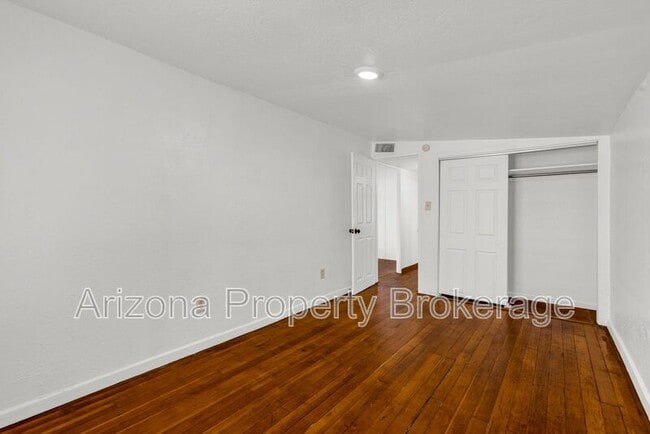 Building Photo - 2335 W Morten Ave