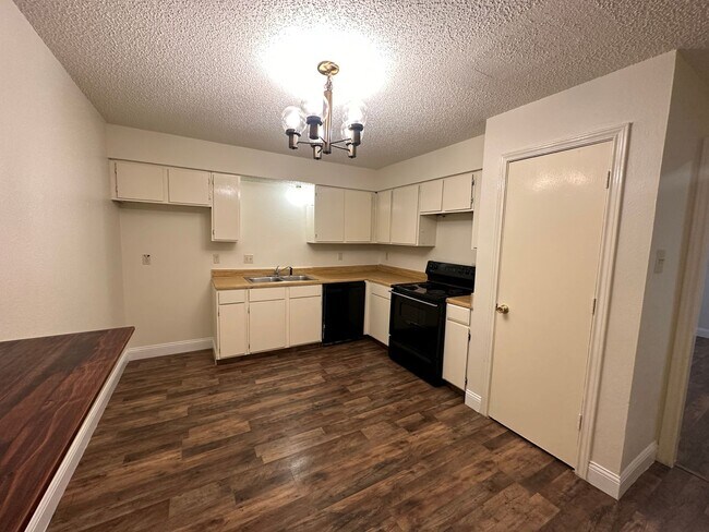 Building Photo - 5415-5415 Brookhollow Dr