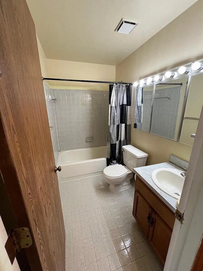 Building Photo - 4652 E 10 Mile Rd