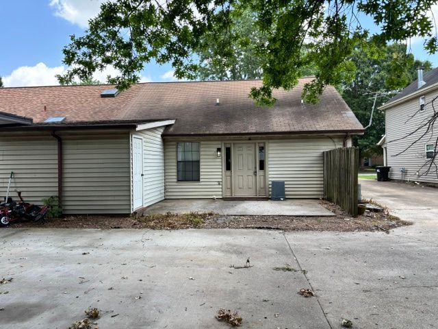 Building Photo - 645 Lilly Ln
