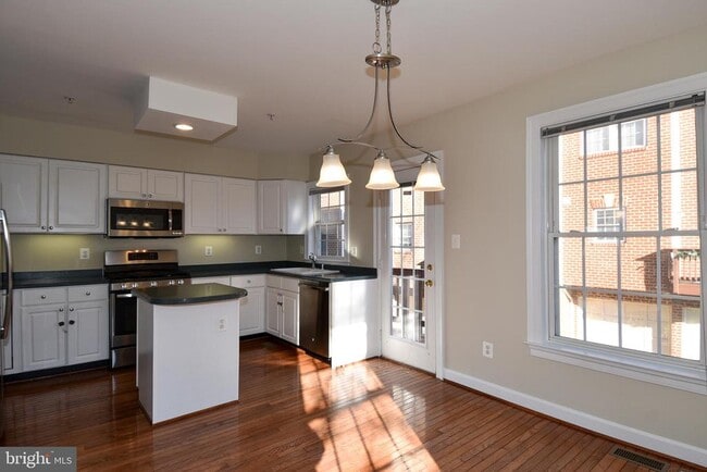 Building Photo - 2400 N Greenbrier Ct
