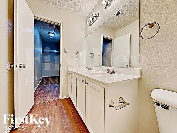 Building Photo - 2963 Celian Dr