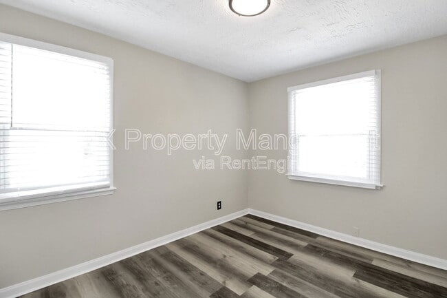 Building Photo - 1047 S James Rd