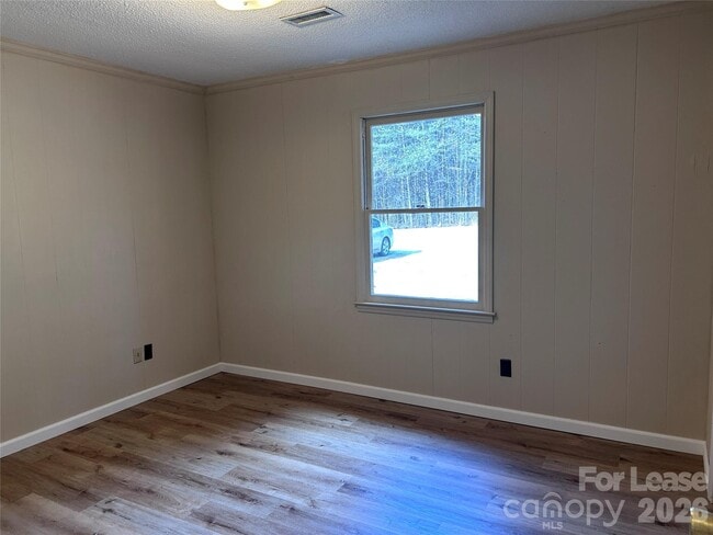 Building Photo - 220 Sunny Hill Dr