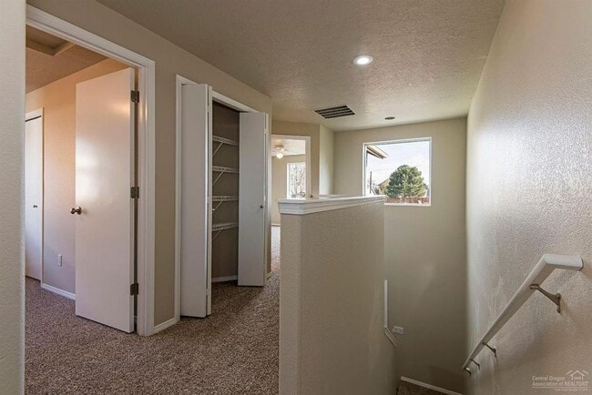 Building Photo - Redmond Townhome
