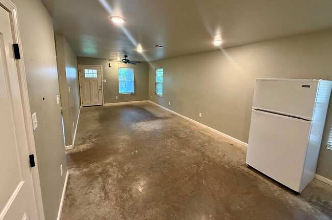 Building Photo - 1215 Haltom St