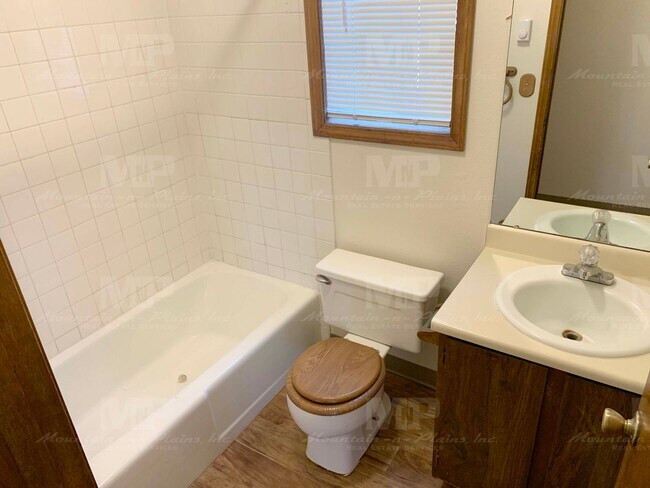 Building Photo - 533 Strachan Dr