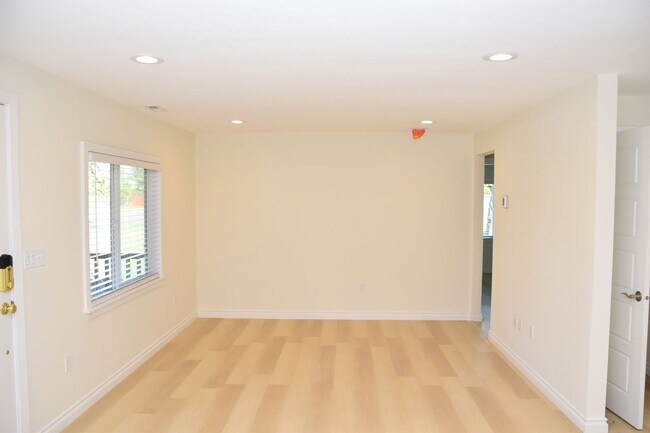 Building Photo - 5724 Hillcrest Dr SW
