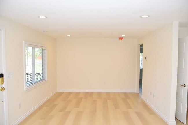 Building Photo - Beautiful 4-Bedroom Lakewood Home with Spacious Yard Near JBLM