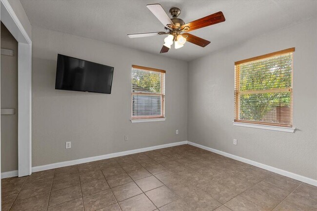 Building Photo - 7604 Robalo Rd