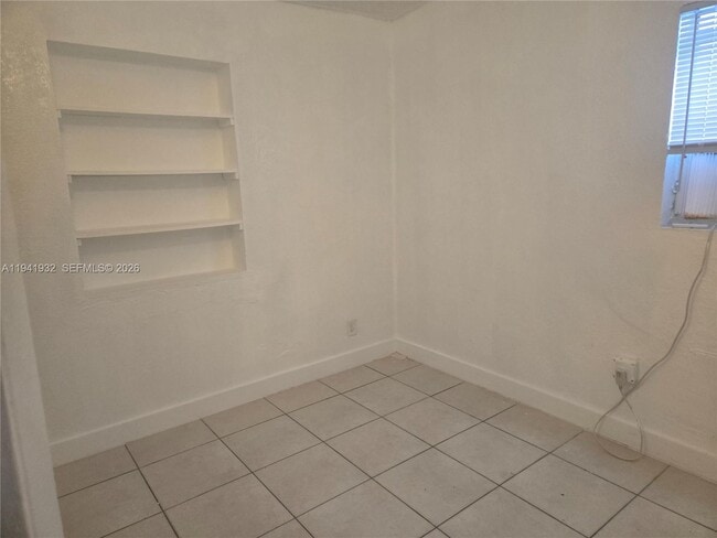 Building Photo - 1645 Lauderdale Manor Dr