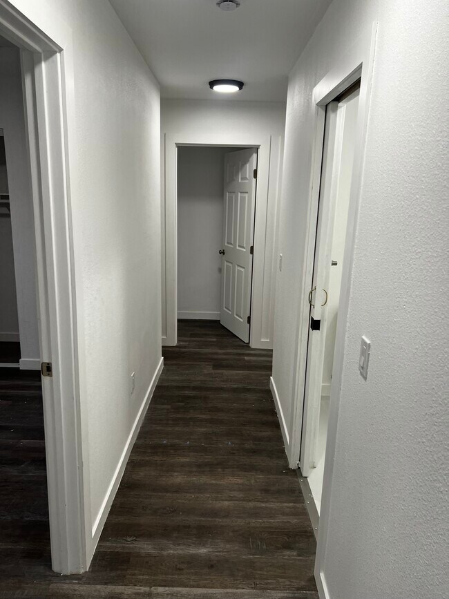 Building Photo - 2116 Zoe Ave