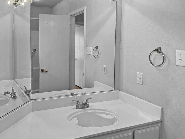Building Photo - 6521 Regina Dr