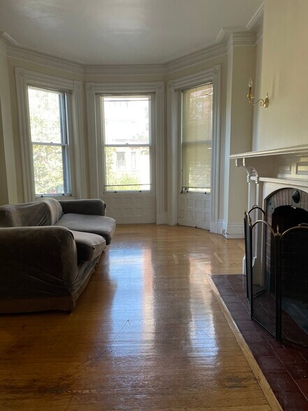Main Room 5 - 336 Marlborough St