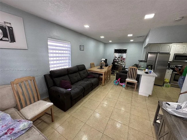 Building Photo - 825 E 9th Ln